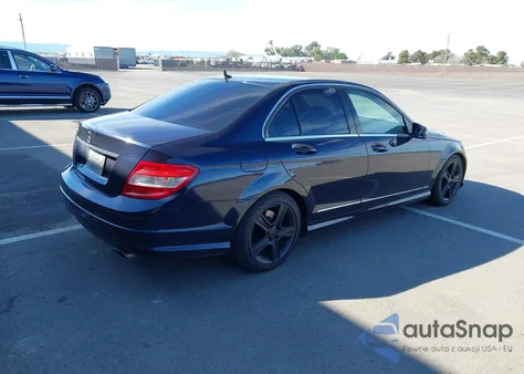 2010 Mercedes-Benz C 300 Luxury/Sport z USA, uszkodzony, nr VIN WDDGF5EB1AF419192